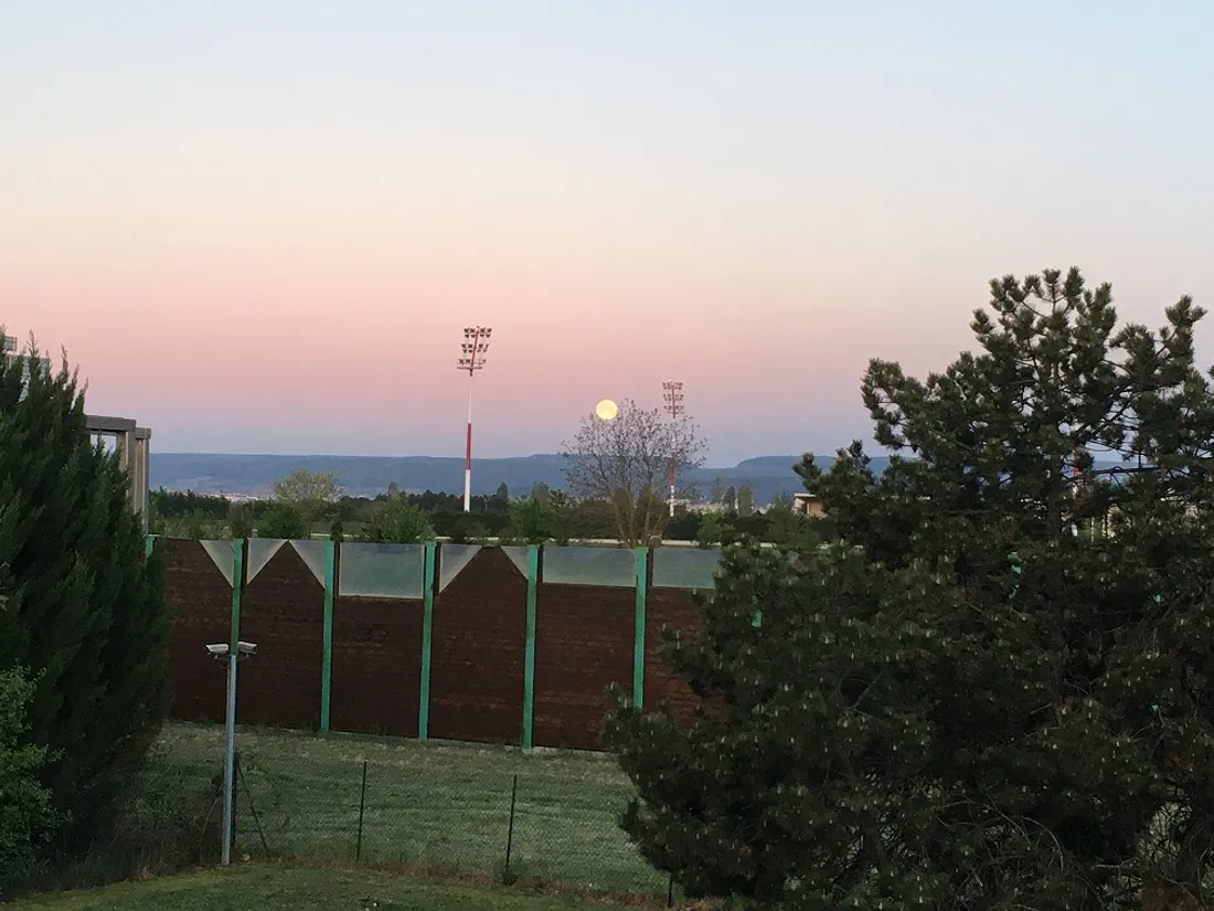 Une jolie vue sur la lune cette semaine depuis l'une des fenêtres de K6FM 